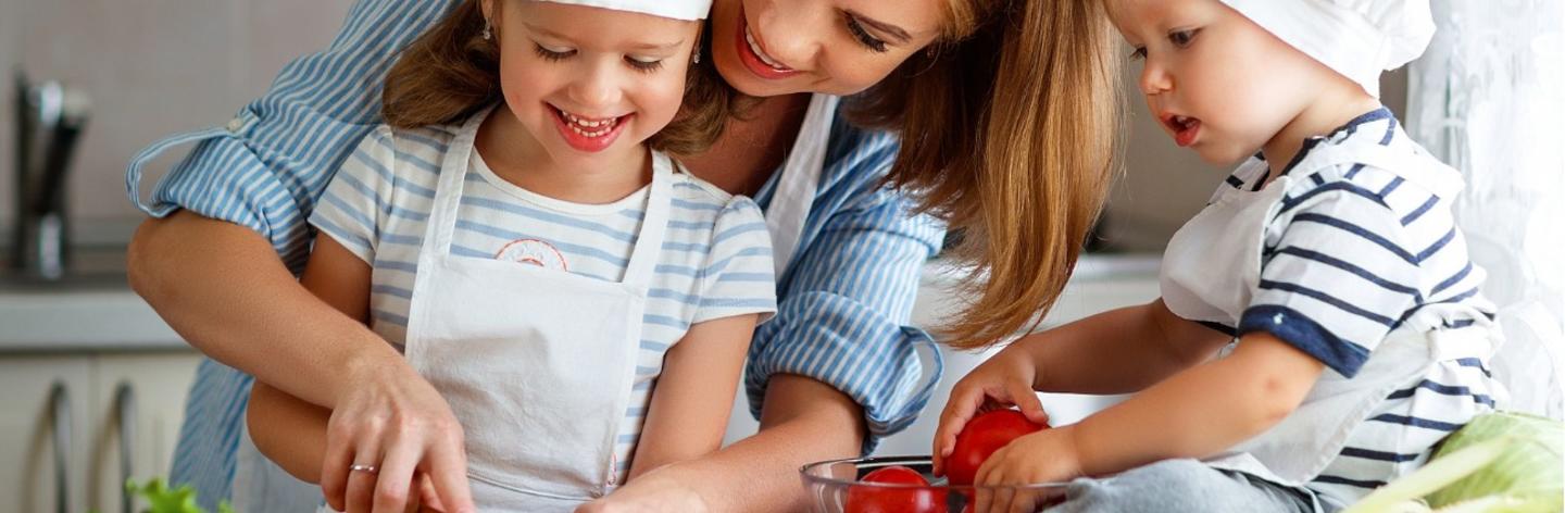 7 pomysłów na zaangażowanie dzieci do pomocy w kuchni